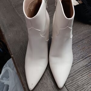 Womens Size 9, Elegant Express White Ankle Boots